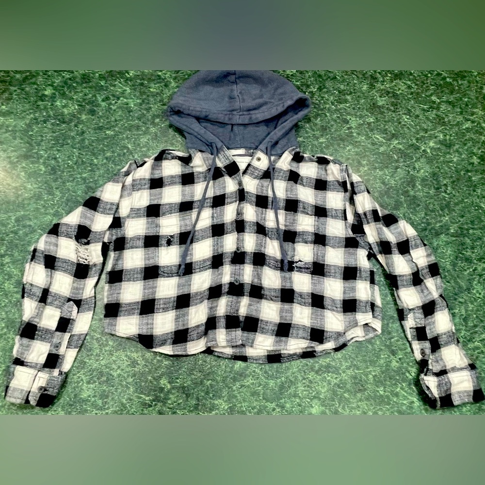 American Eagle cropped plaid hooded flannel.